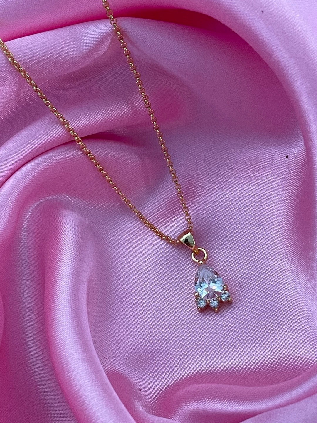 

Digital Dress Room Gold-Plated Floral Pendants with Chains