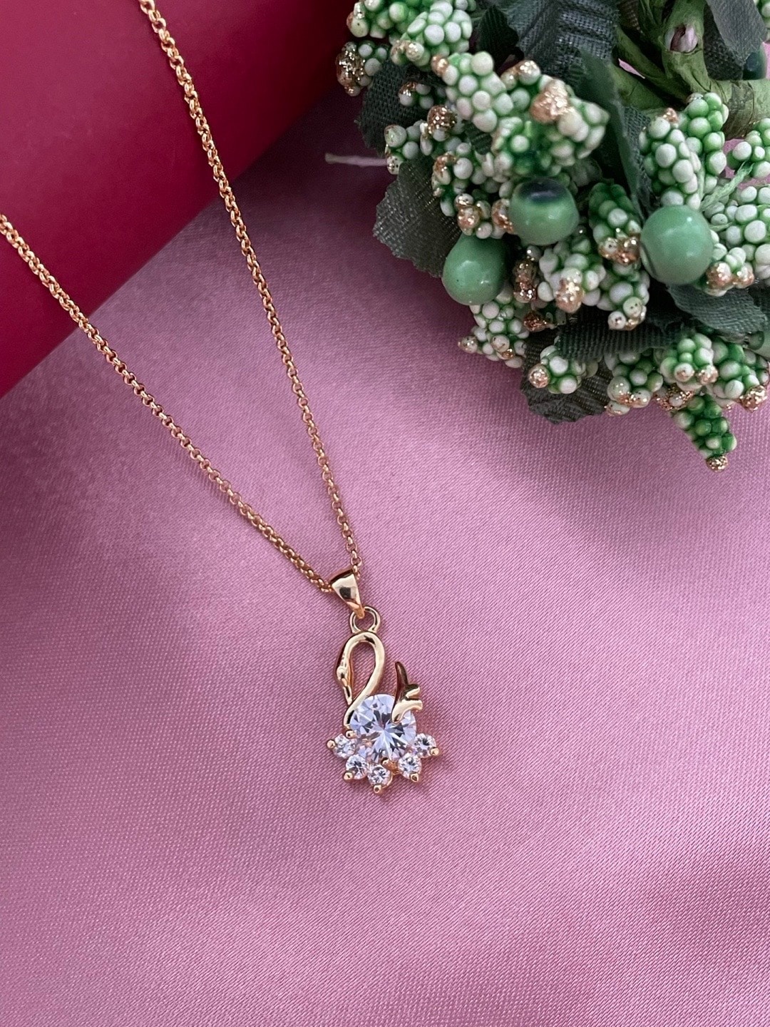 

Digital Dress Room Gold-Plated Peacock Shaped Pendants with Chains