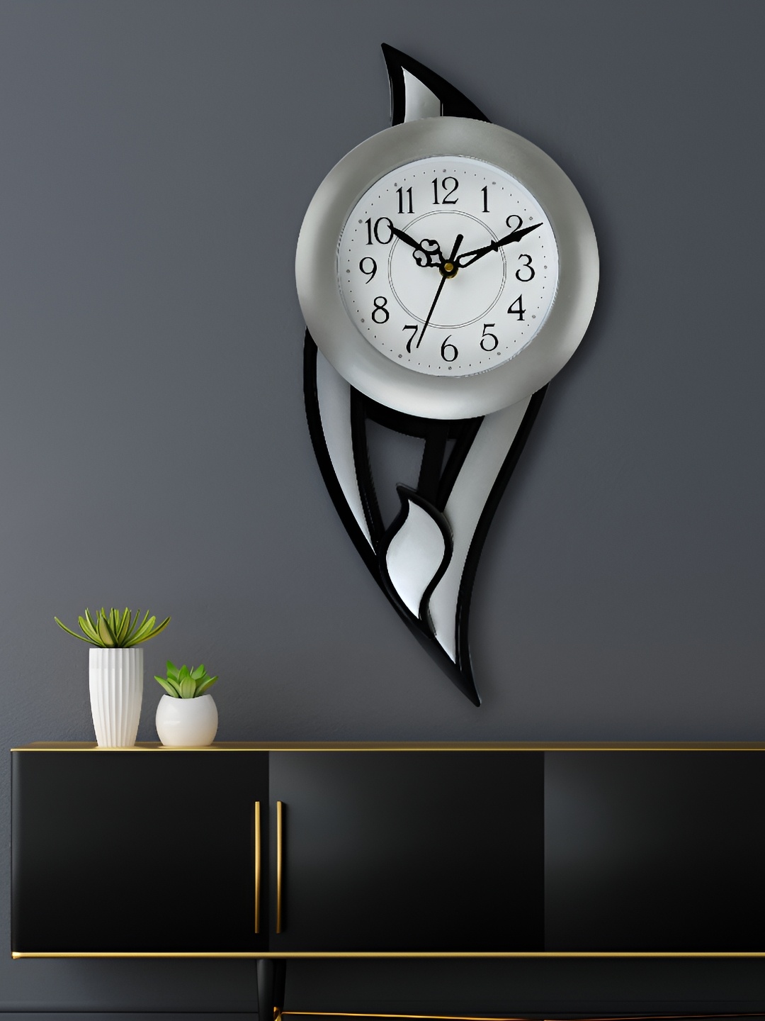 

Attractionz Silver-Toned Round Contemporary Analogue Wall Clock