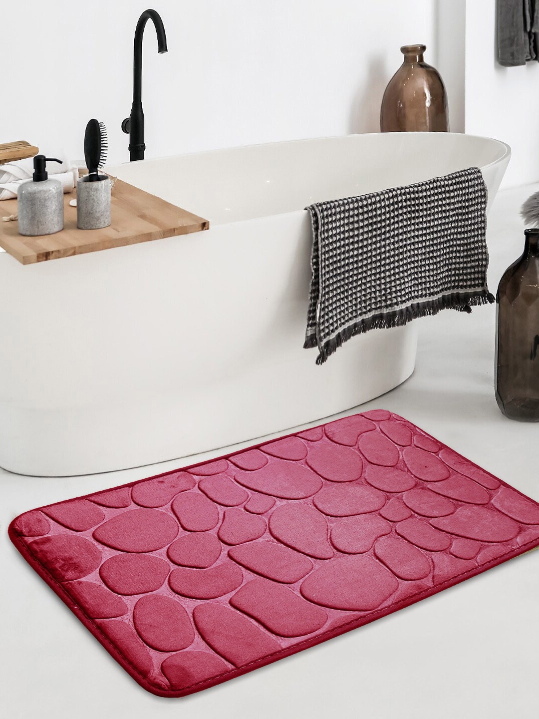 

Cortina Red Patterned 120 GSM Microfiber Bath Rugs
