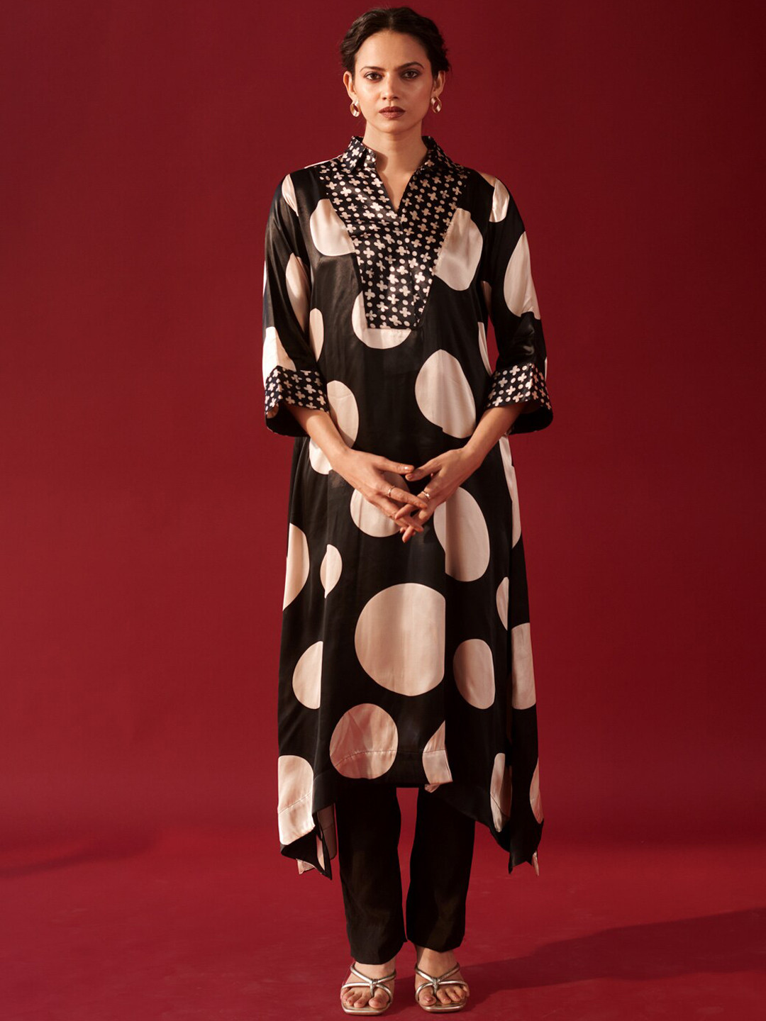 

Ambraee Geometric Printed Shirt Collar A-Line Kurta with Trousers, Black