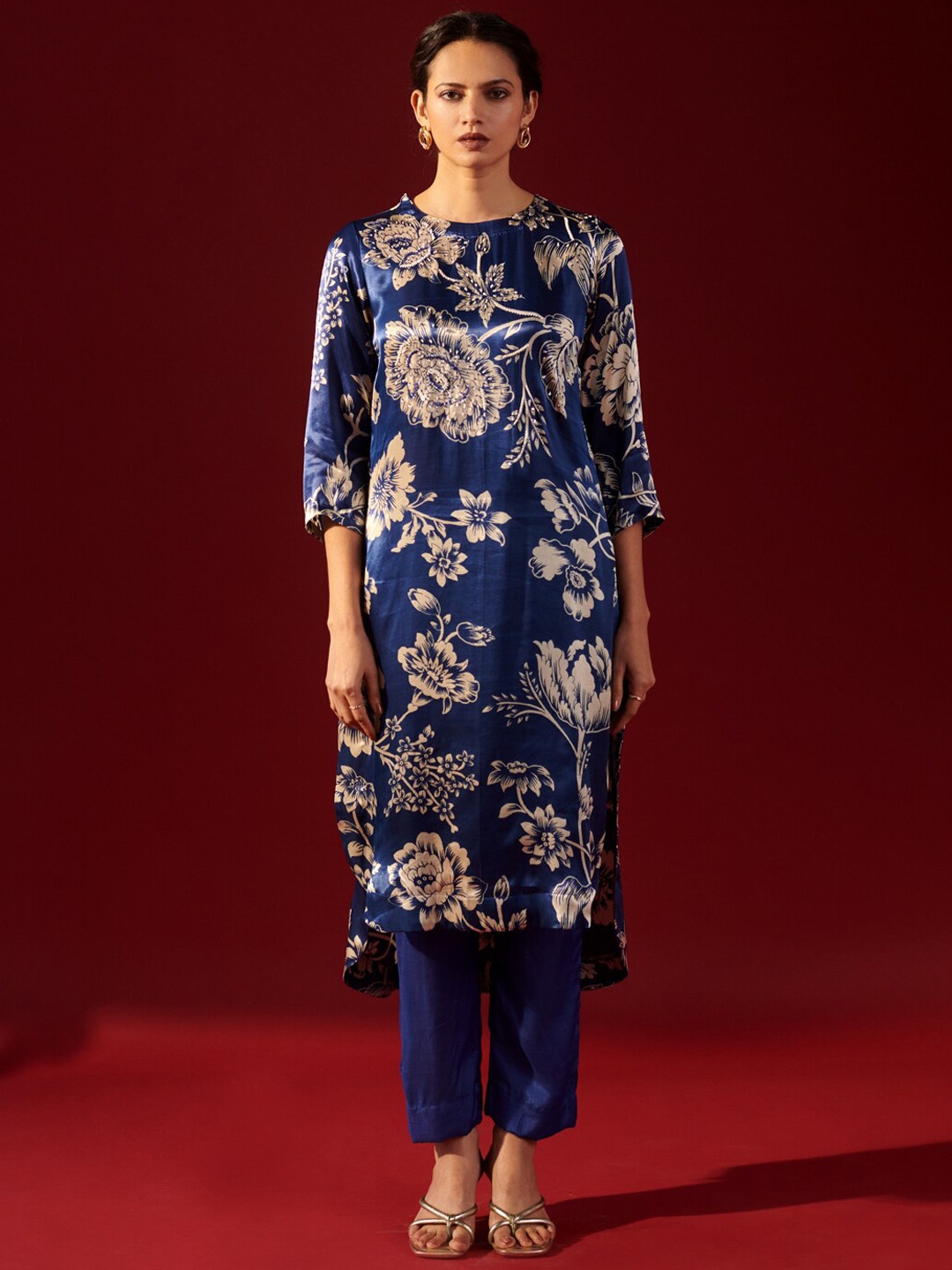 

Ambraee Floral Printed Round Neck Straight Kurta with Trousers, Blue