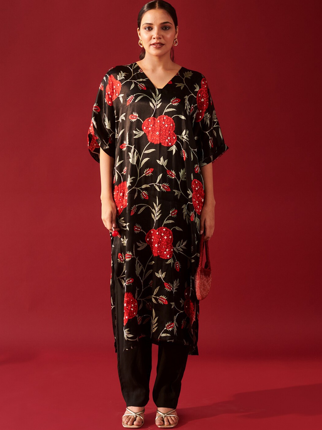 

Ambraee Floral Printed Regular Beads & Stones V-Neck Straight Kurta with Trousers, Black