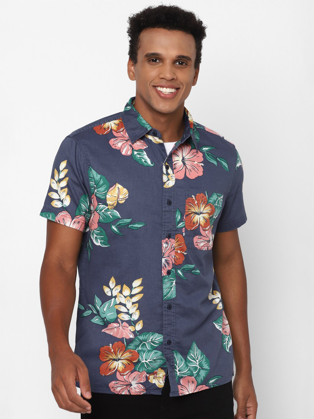 

AMERICAN EAGLE OUTFITTERS Spread Collar Short Sleeves Slim Fit Floral Printed Casual Shirt, Navy blue