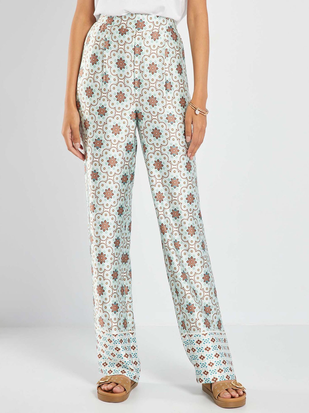 

KIABI Women Floral Printed Mid-Rise Regular Trousers, White