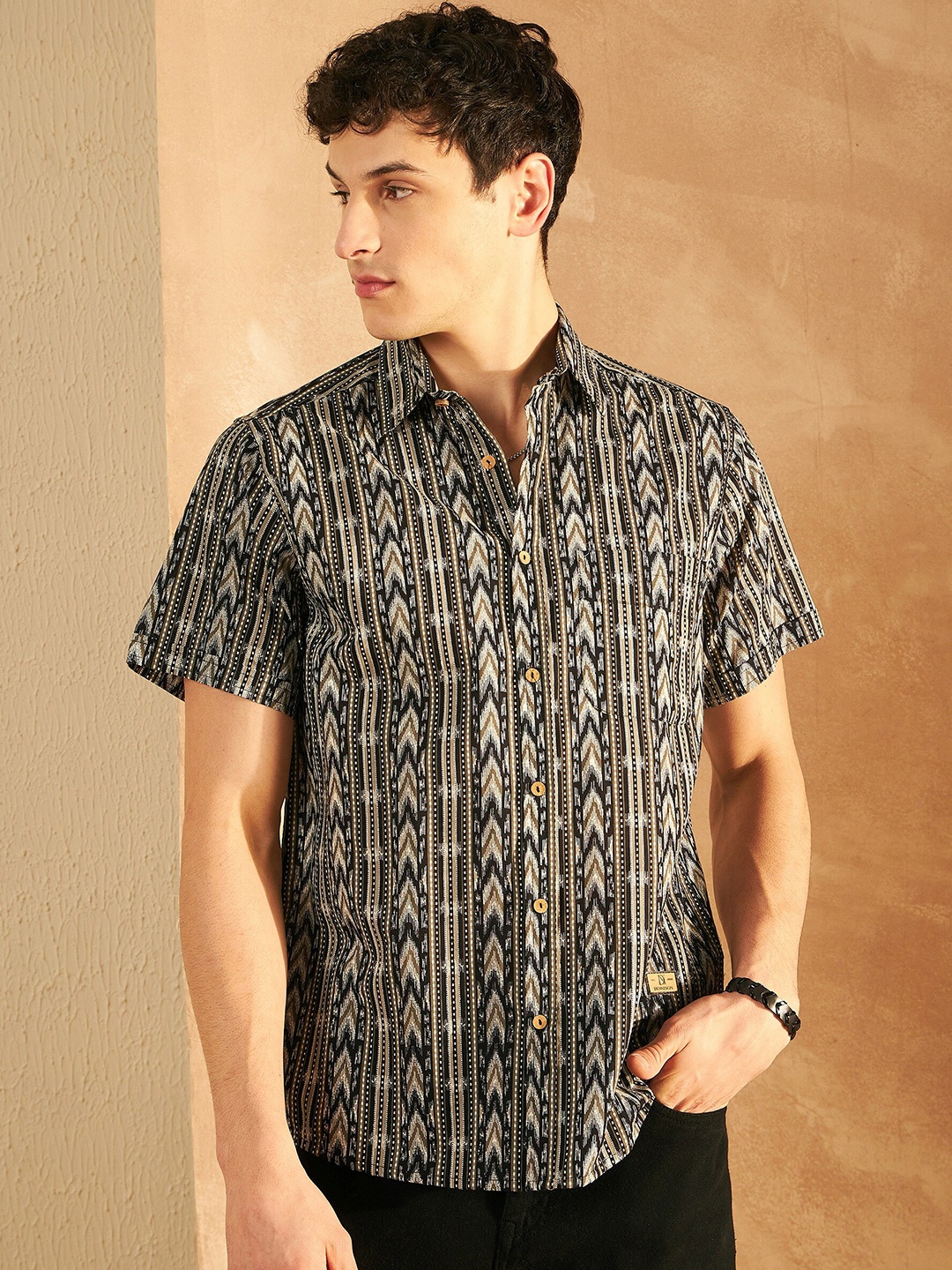 

DENNISON Smart Printed Spread Collar Short Sleeves Cotton Lightweight Shirt, Black