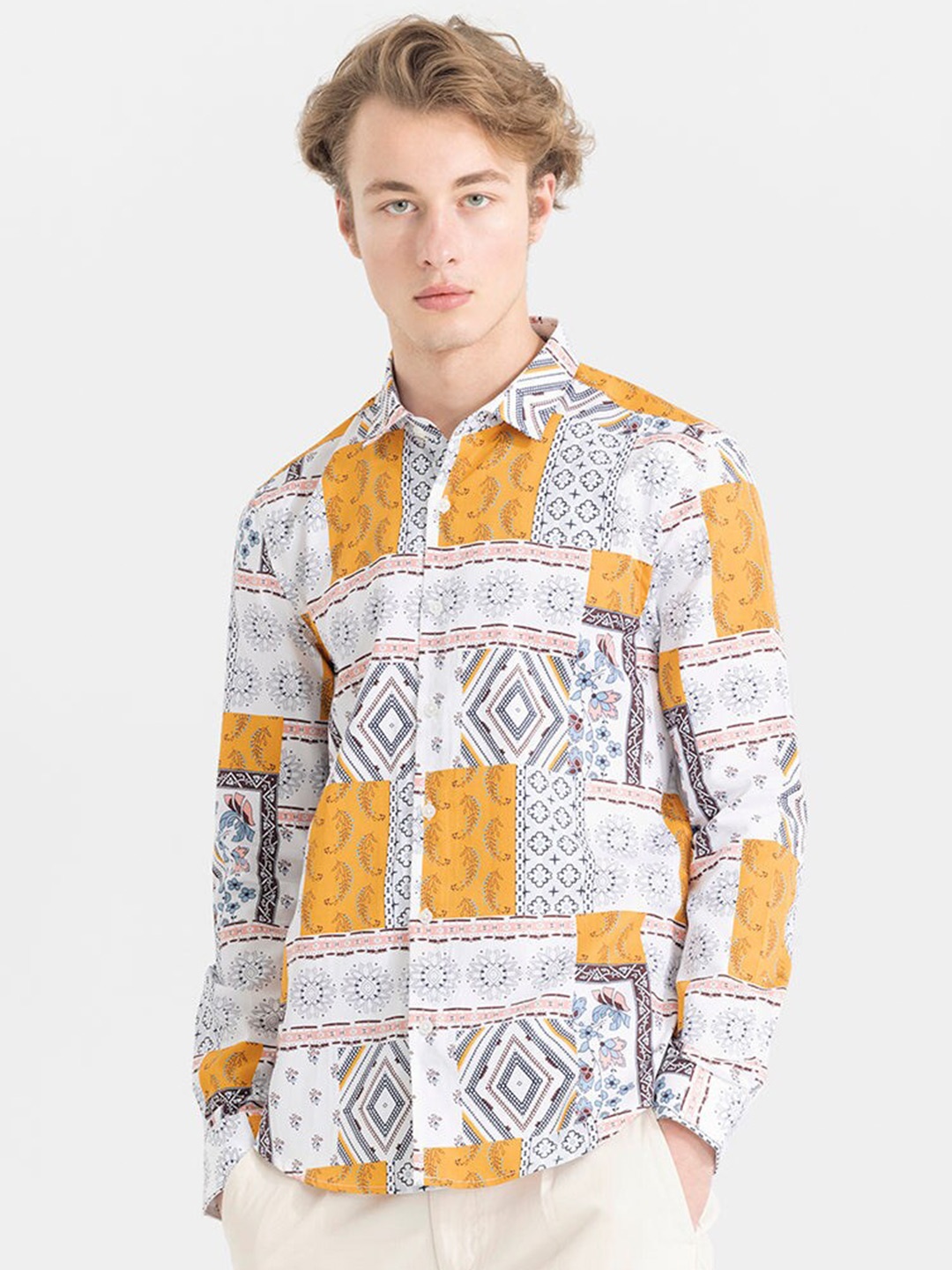 

Snitch White & Yellow Classic Slim Fit Geometric Printed Cotton Casual Shirt