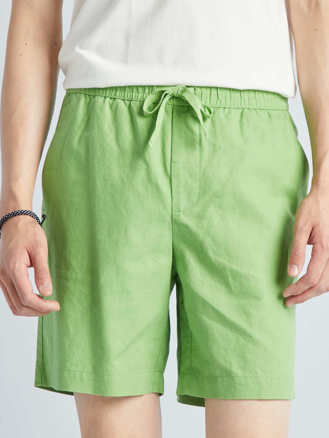 

KIABI Men Mid-Rise Cotton Linen Shorts, Green