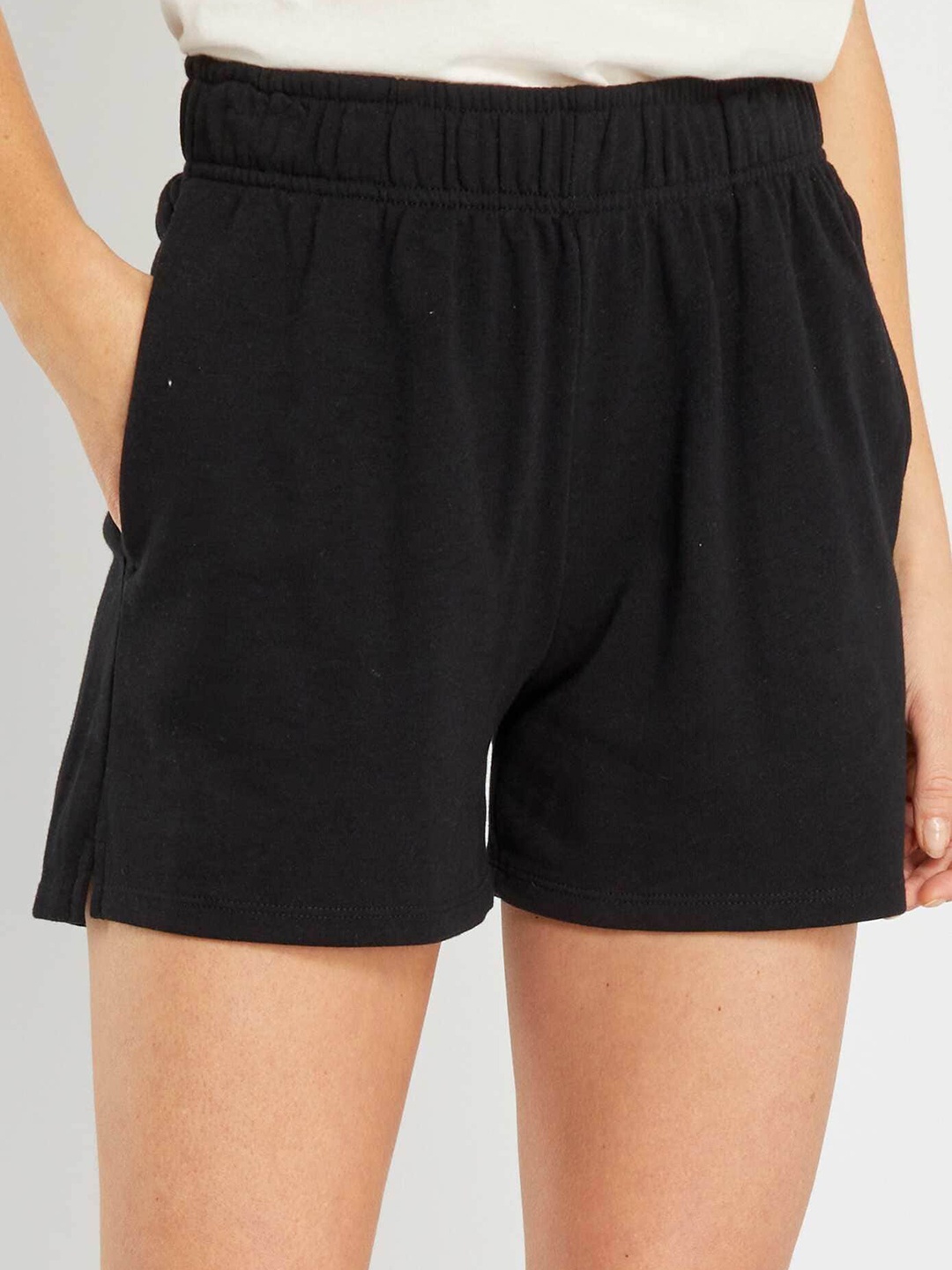 

KIABI Women Mid-Rise Shorts, Black