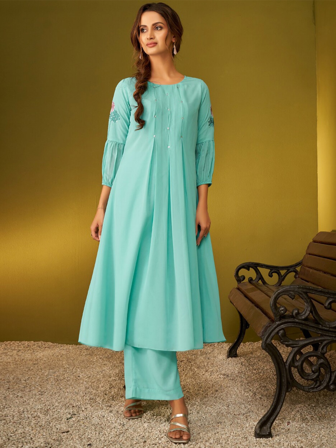 

DRESOUL Floral Embroidered A-Line Kurta, Blue