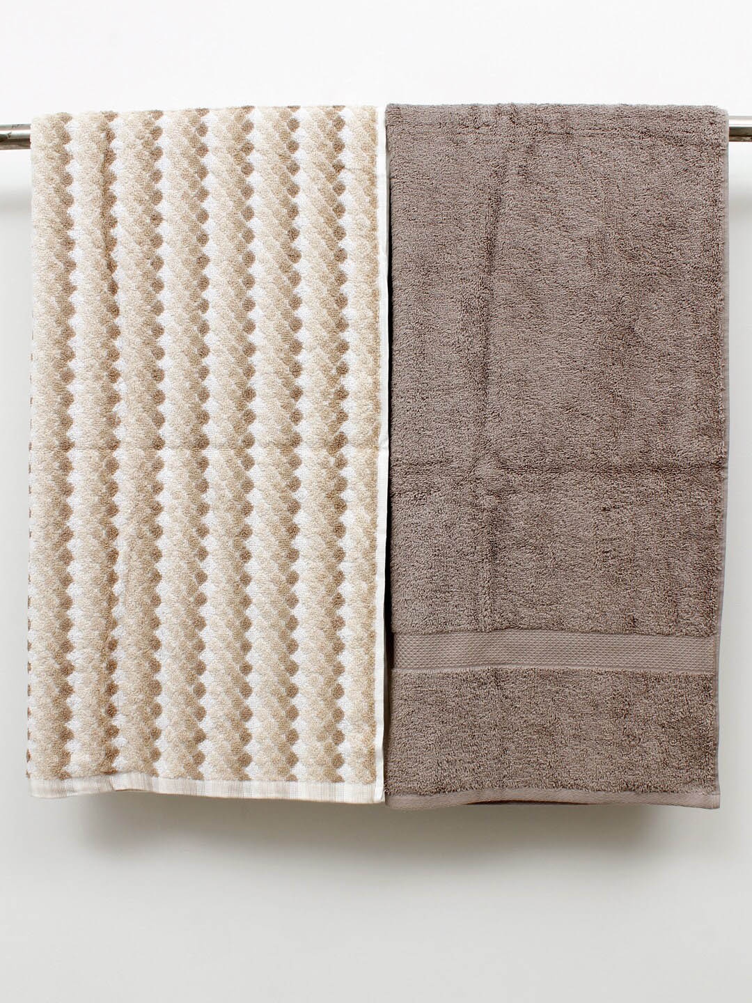 

AVI Living Beige & White 2Pcs Printed Cotton 550 GSM Bath Towels