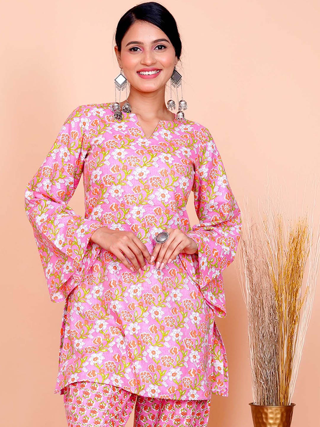 

Salvia Sky Floral Flared Sleeves Cotton Straight Kurta, Pink