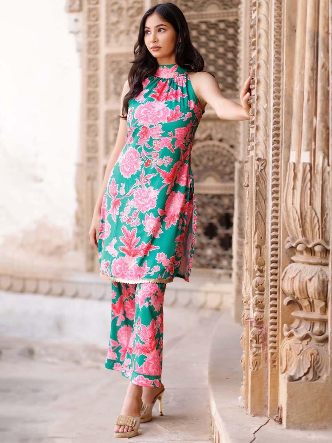 

Salvia Sky Floral Printed Halter Neck Regular Straight Kurta with Palazzos, Green