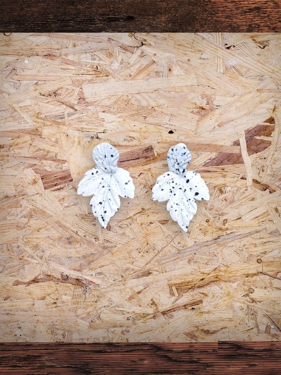 

AVANT-GARDE PARIS Leaf Shaped Stud Earrings, White