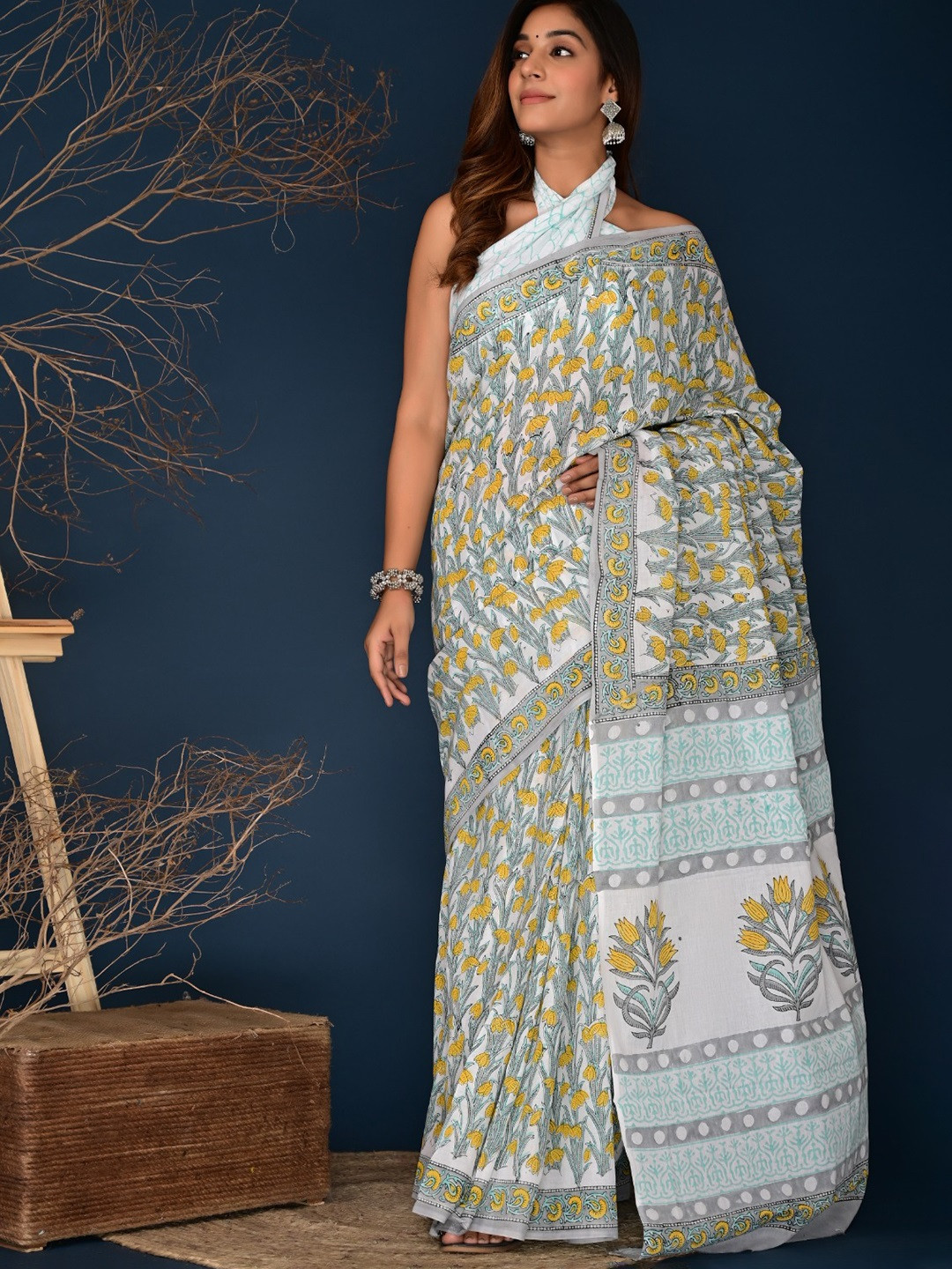 

TROPWEAR Floral Printed Pure Cotton Block Print Saree, Grey