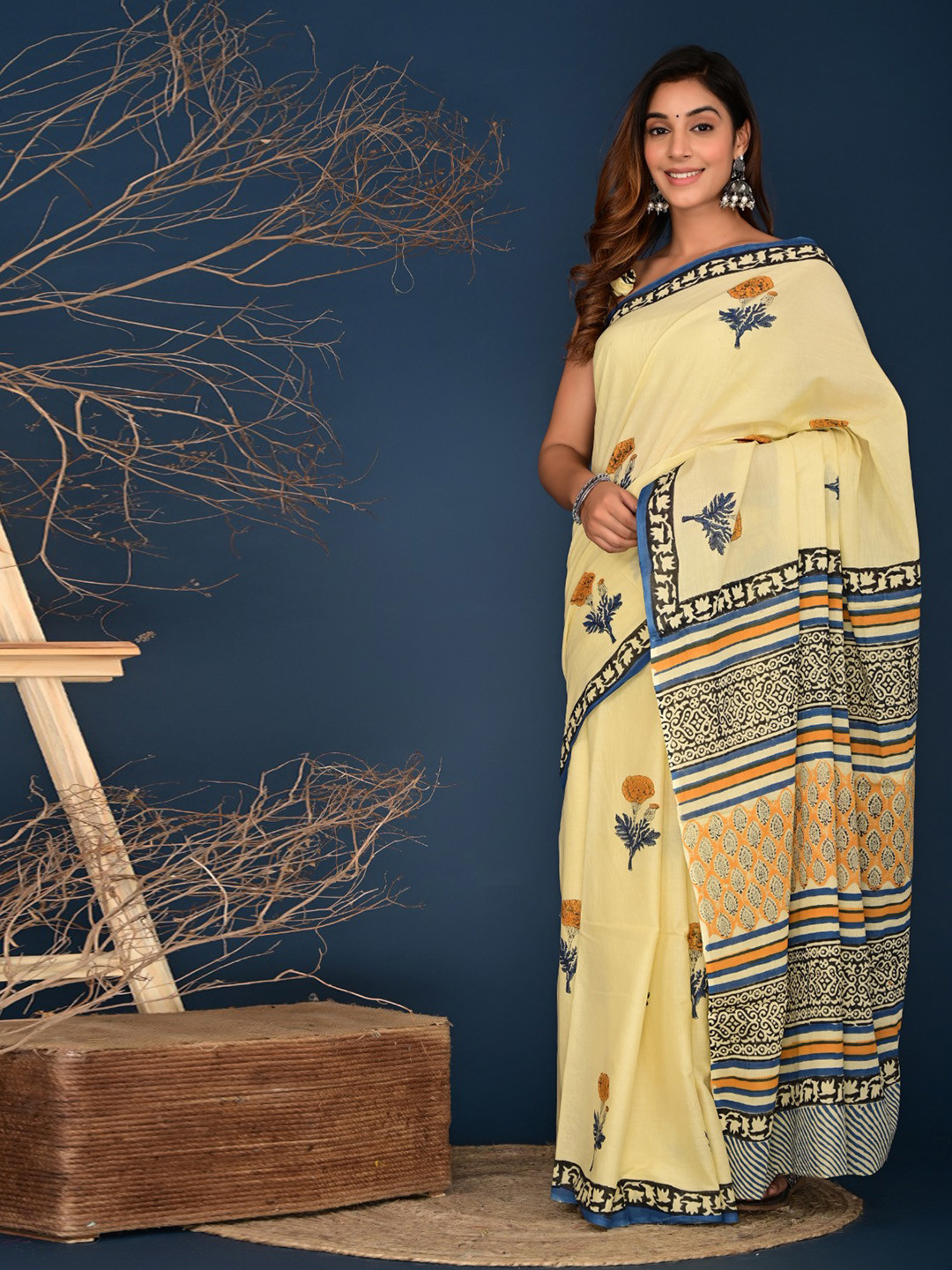 

clothonus Floral Printed Block Print Saree, Beige
