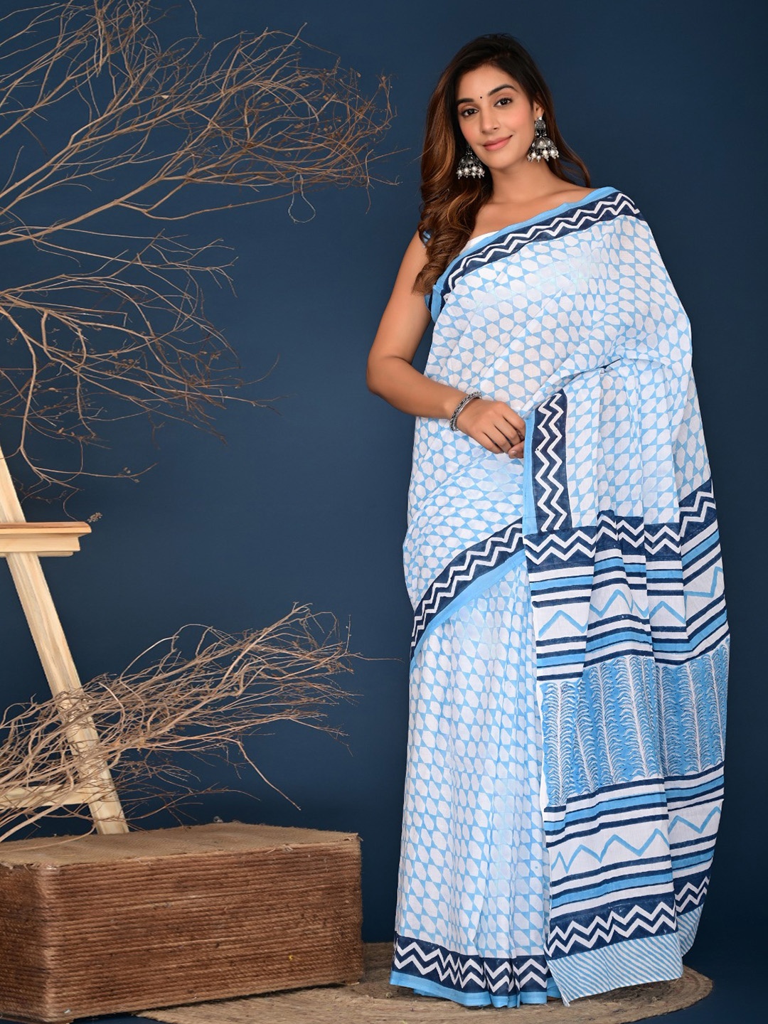 

clothonus Geometric Printed Pure Cotton Block Print Saree, White