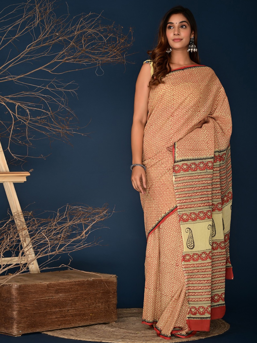 

clothonus Ethnic Motifs Printed Block Print Saree, Cream