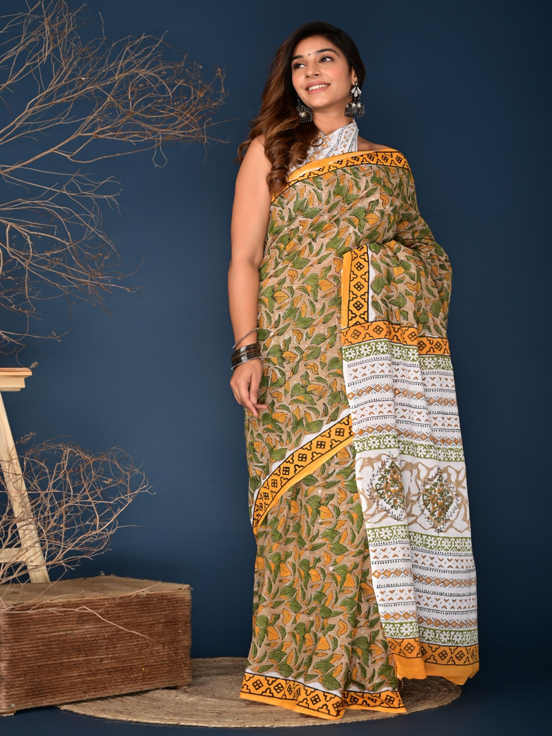 

JALTHER Ethnic Motifs Printed Saree, Olive
