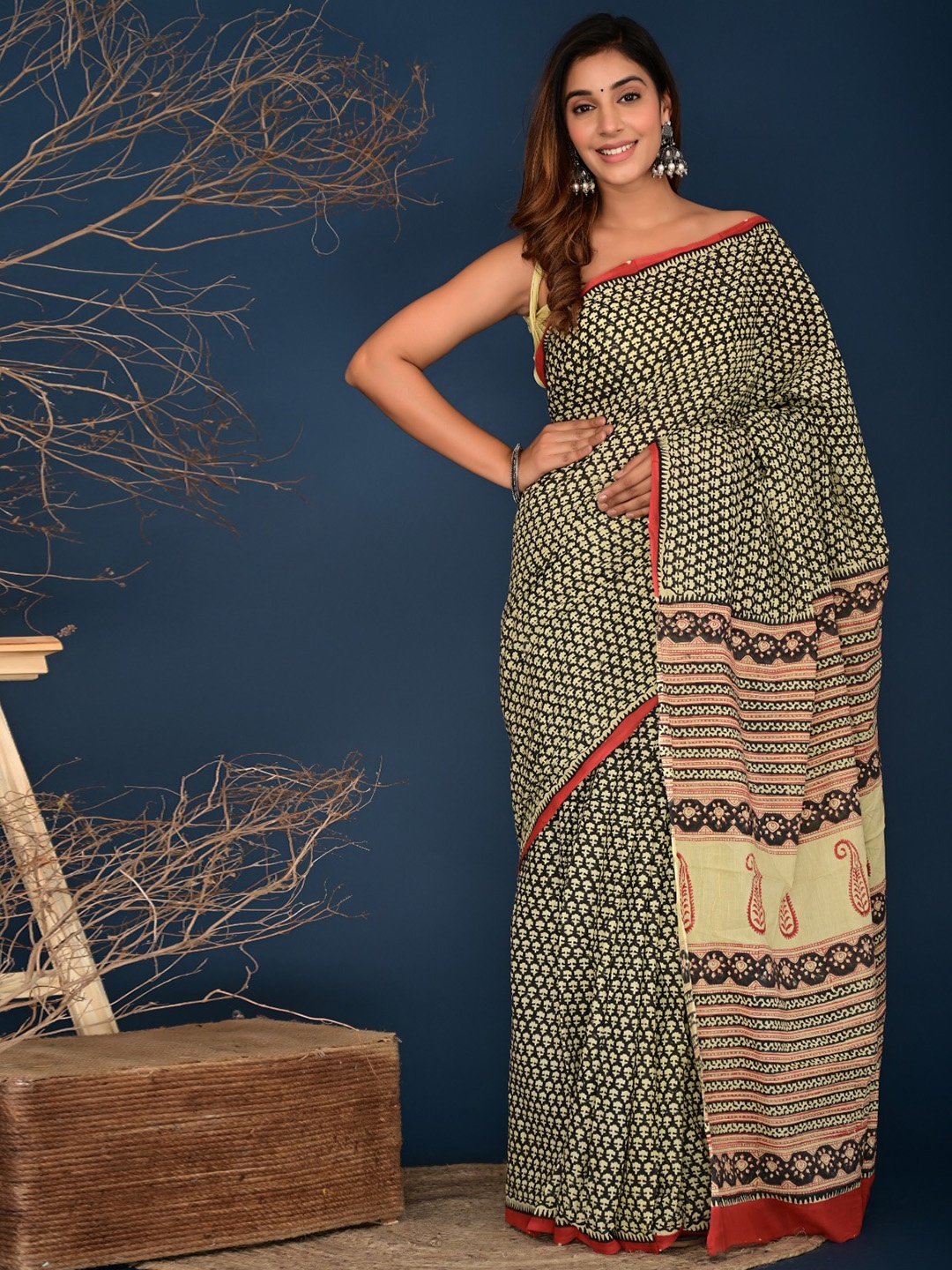 

KIAARON Ethnic Motifs Pure Cotton Block Print Saree, Black
