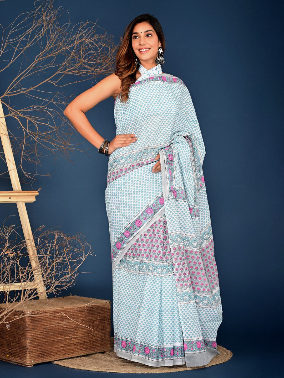 

KIAARON Floral Printed Block Print Saree, Blue
