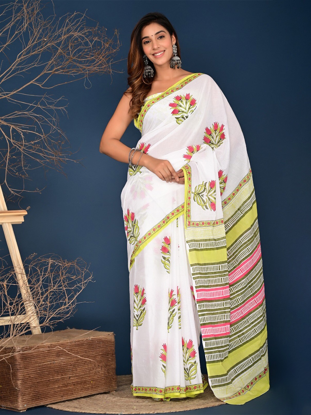 

KIAARON Floral Printed Block Print Saree, White