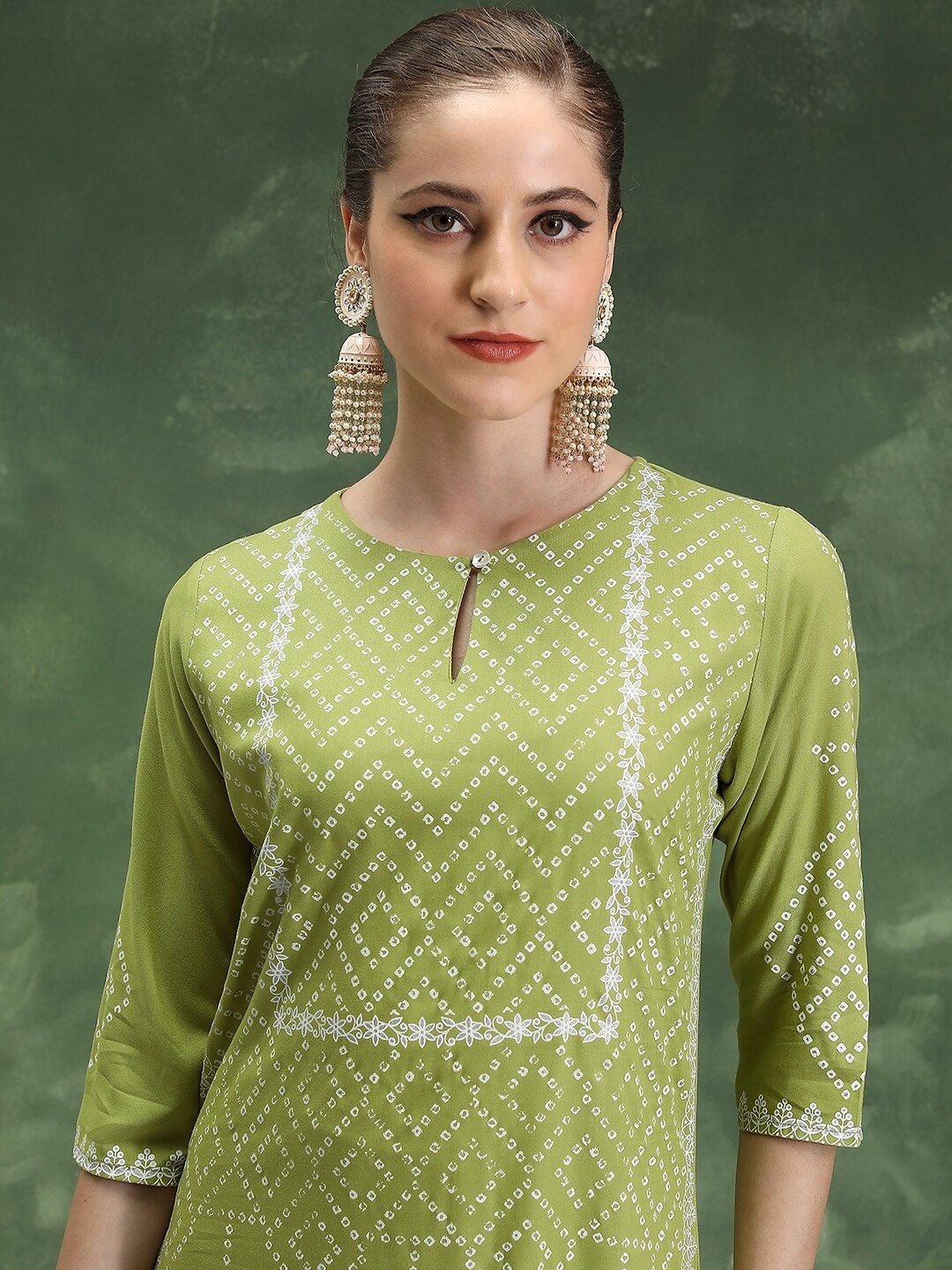 

Vishudh Geometric Printed Keyhole Neck Kurta, Green