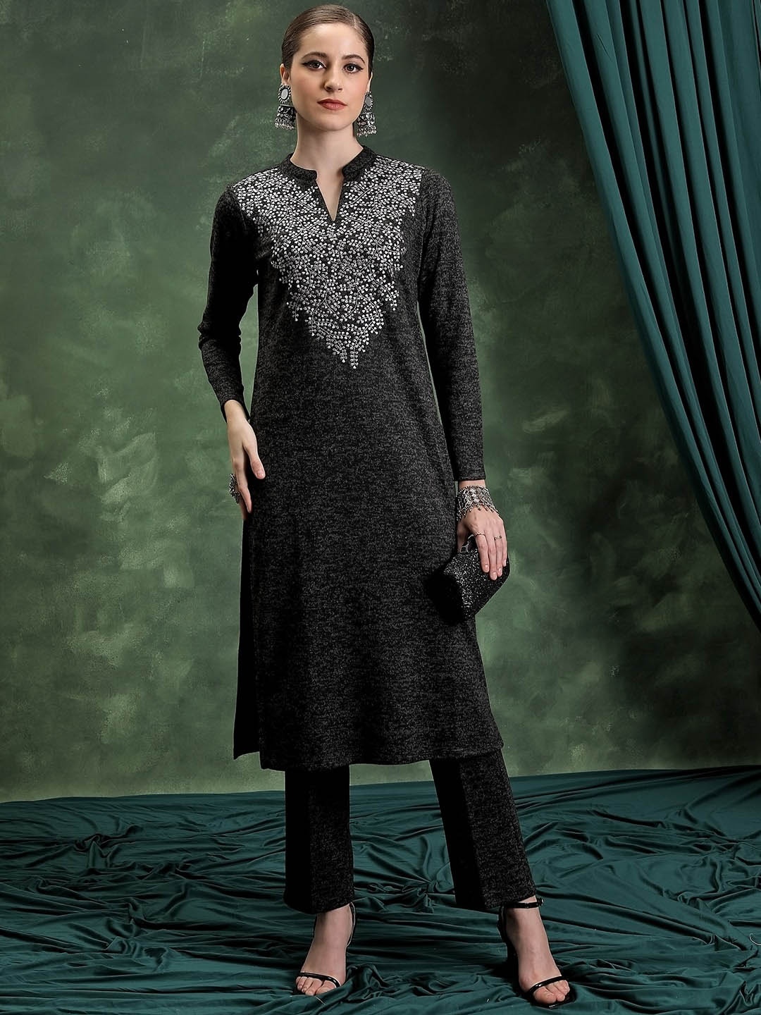 

Vishudh Floral Embroidered Regular Kurta with Trousers, Black