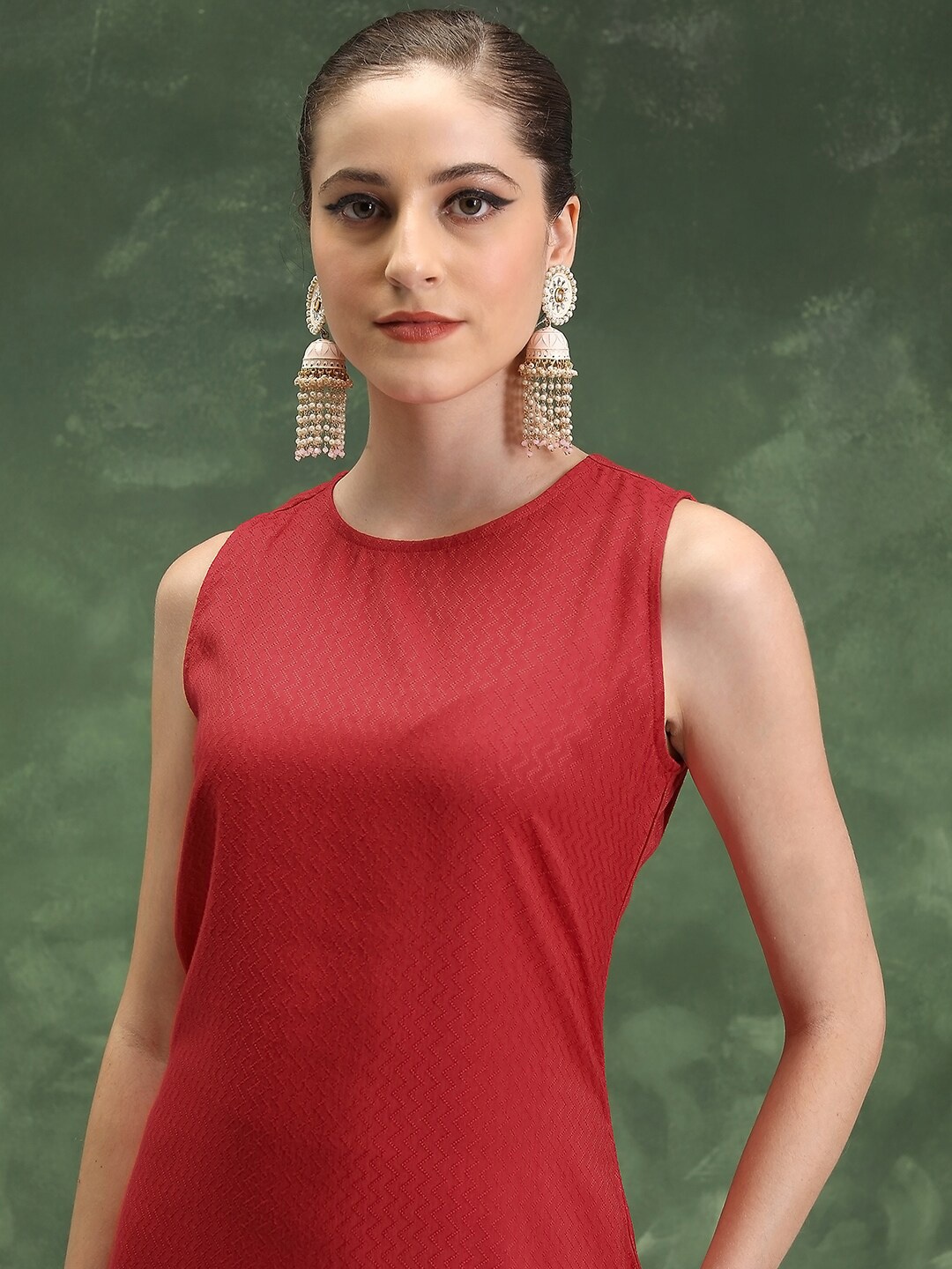 

Vishudh Red Chevron Printed Round Neck Sleeveless Straight Kurta