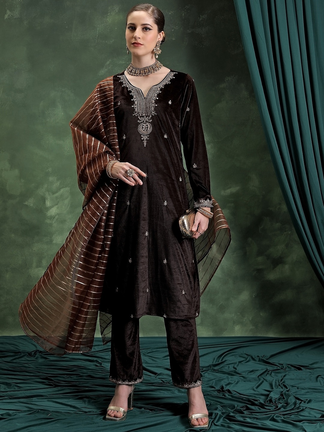

Vishudh Floral Embroidered Regular Kurta with Trousers, Coffee brown