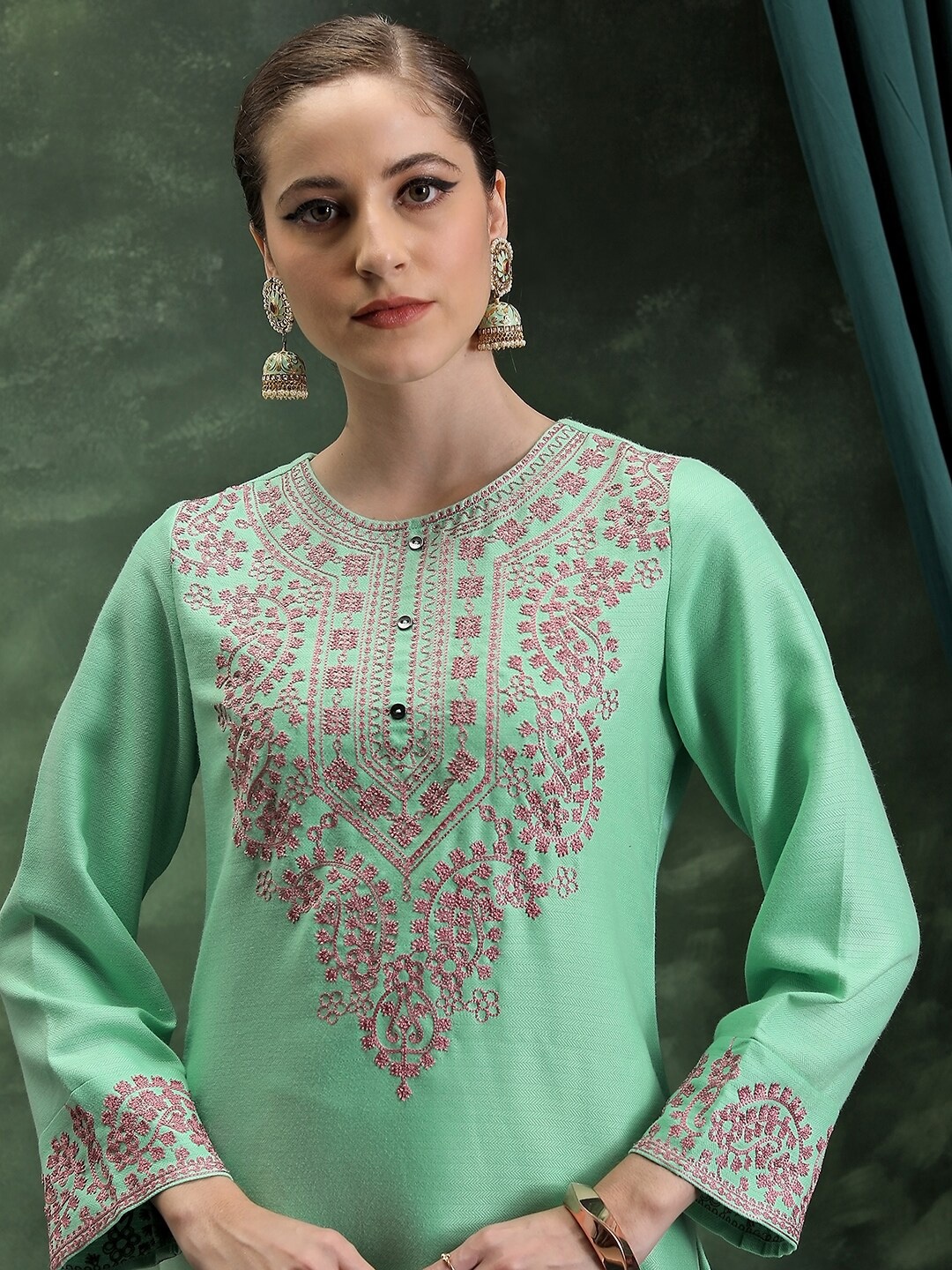 

Vishudh Paisley Yoke Design Thread Work Straight Kurta, Green