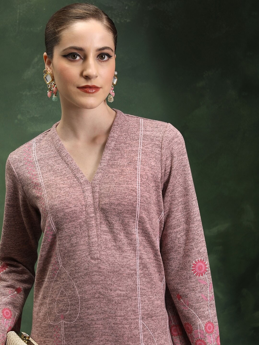 

Vishudh Women Floral Printed Flared Sleeves Straight Kurta, Pink