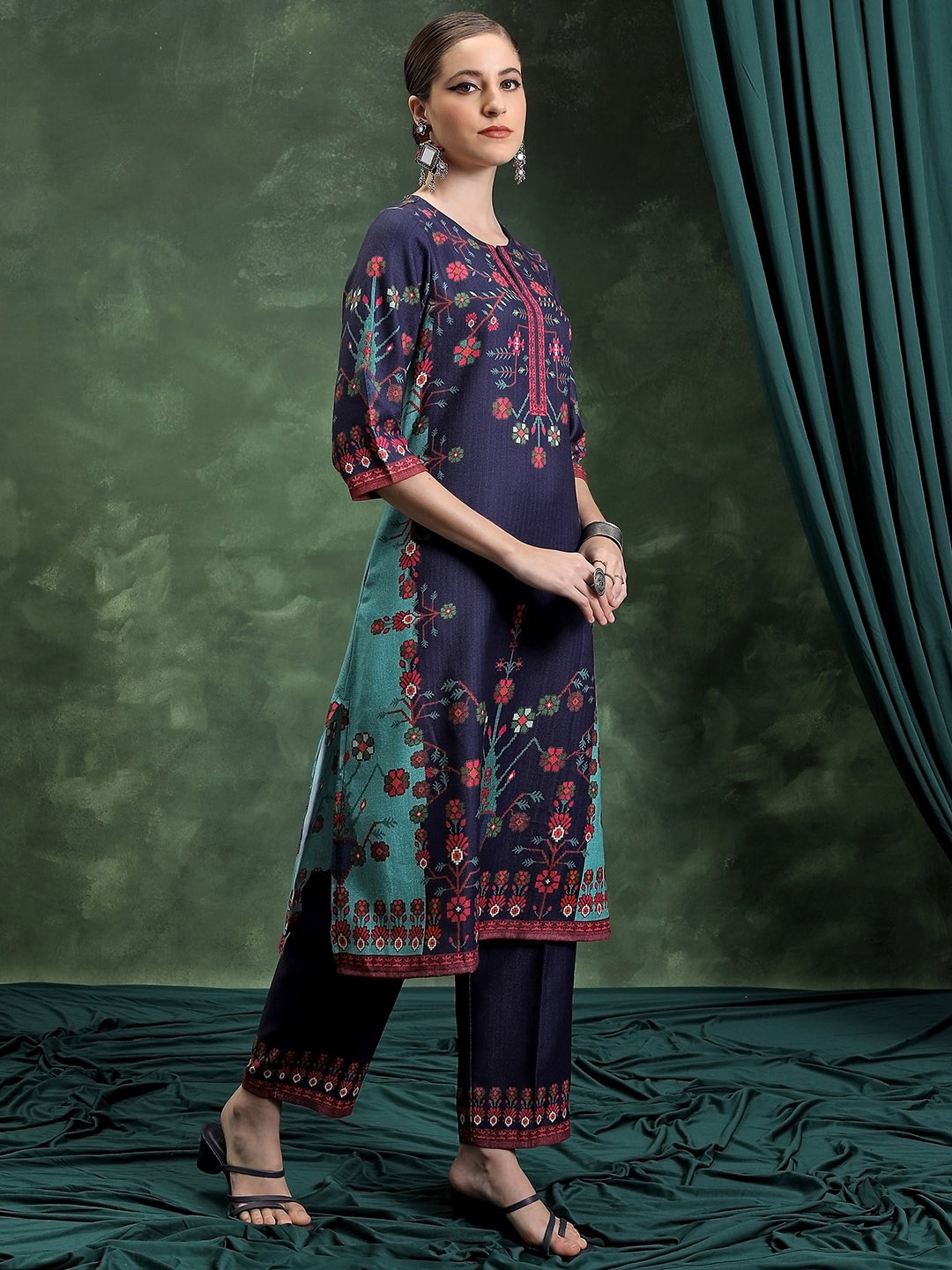 

Vishudh Floral Printed Regular Kurta with Palazzos, Navy blue