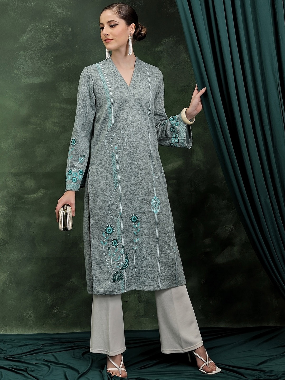 

Vishudh Green Floral Embroidered Thread Work V-Neck Straight Kurta