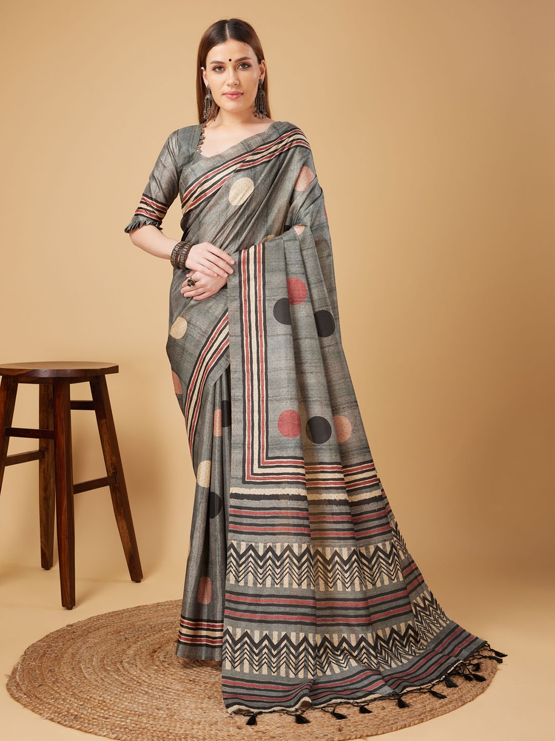 

DOI MOI Floral Printed Saree, Grey