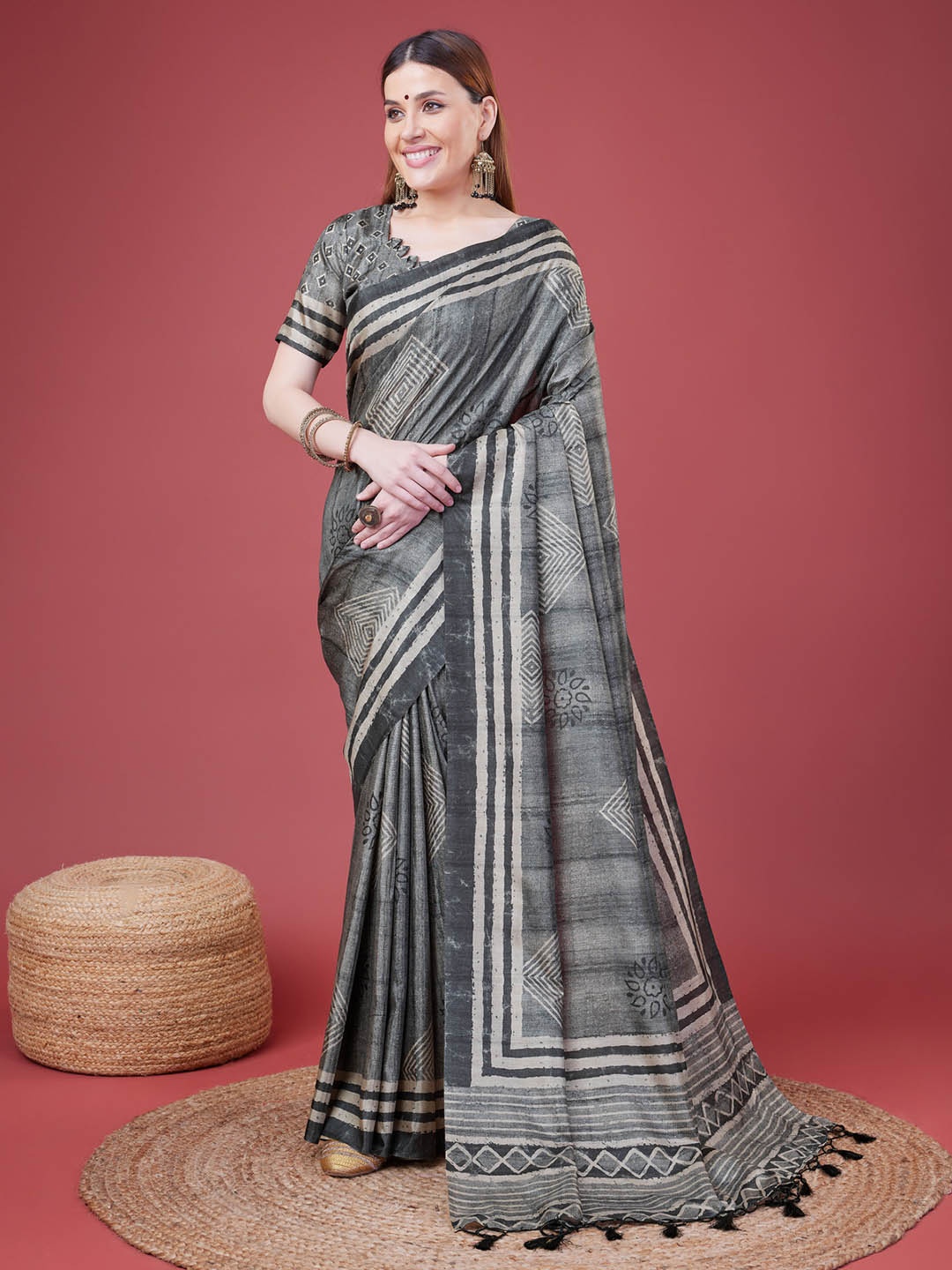 

DOI MOI Geometric Printed Zari Saree, Grey