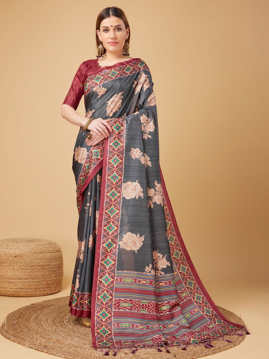 

DOI MOI Floral Printed Zari Saree, Grey
