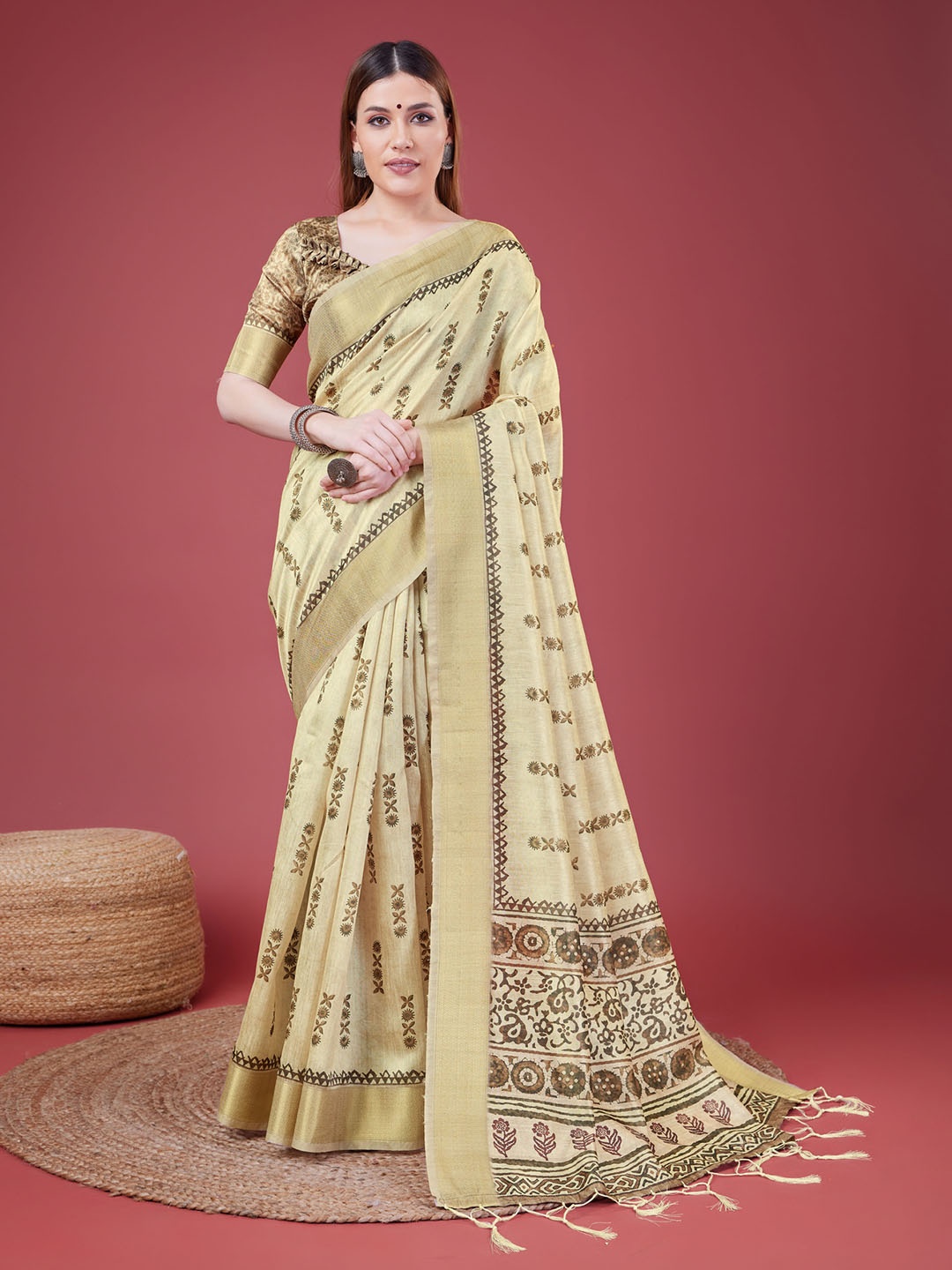 

DOI MOI Floral Printed Zari Saree, Yellow