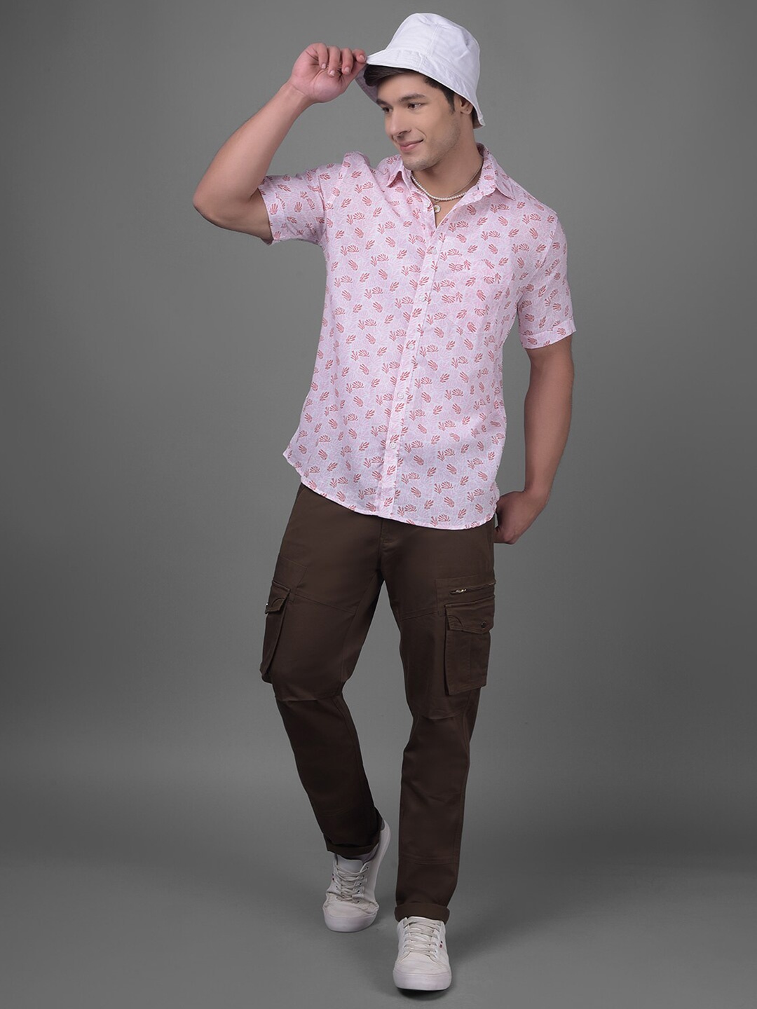 

Crimsoune Club Classic Short Sleeves Slim Fit Floral Opaque Printed Casual Shirt, Pink