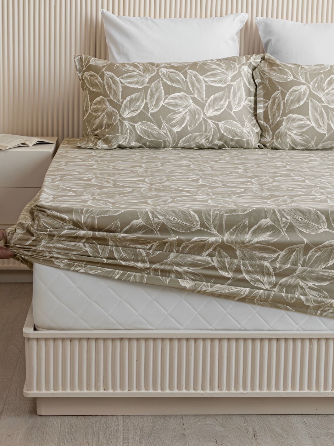 

HOMEMONDE Green & White Floral Cotton 210 TC Fitted King Bedsheet With 2 Pillow Covers