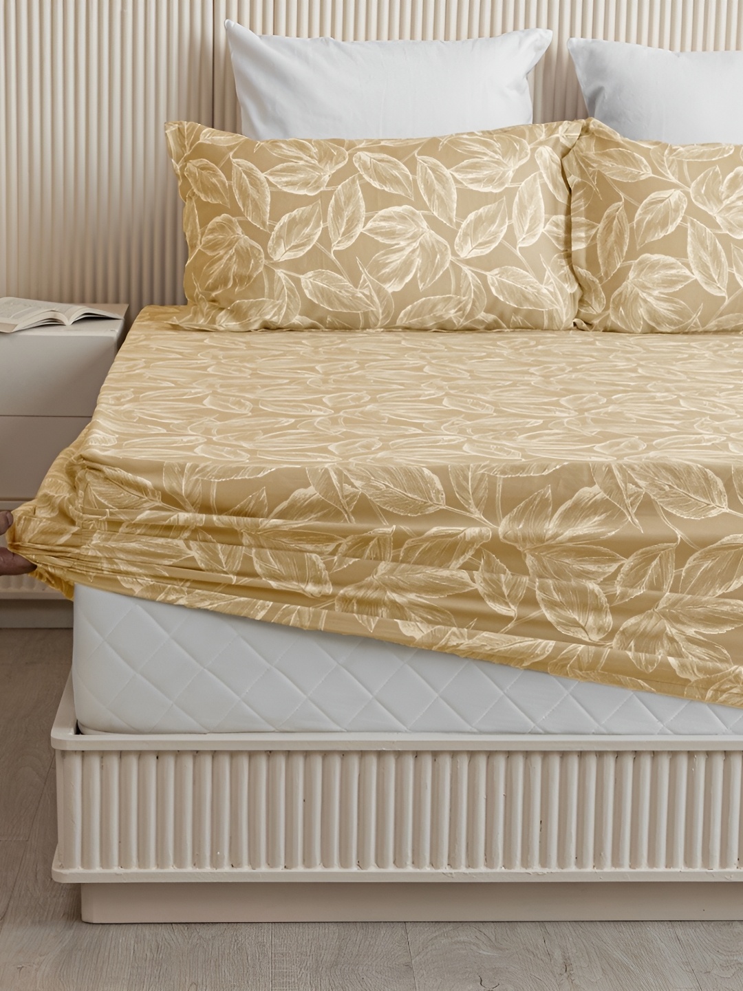 

HOMEMONDE Gold-Toned & White Floral Cotton Fitted 210 TC Queen Bedsheet & 2 Pillow Covers