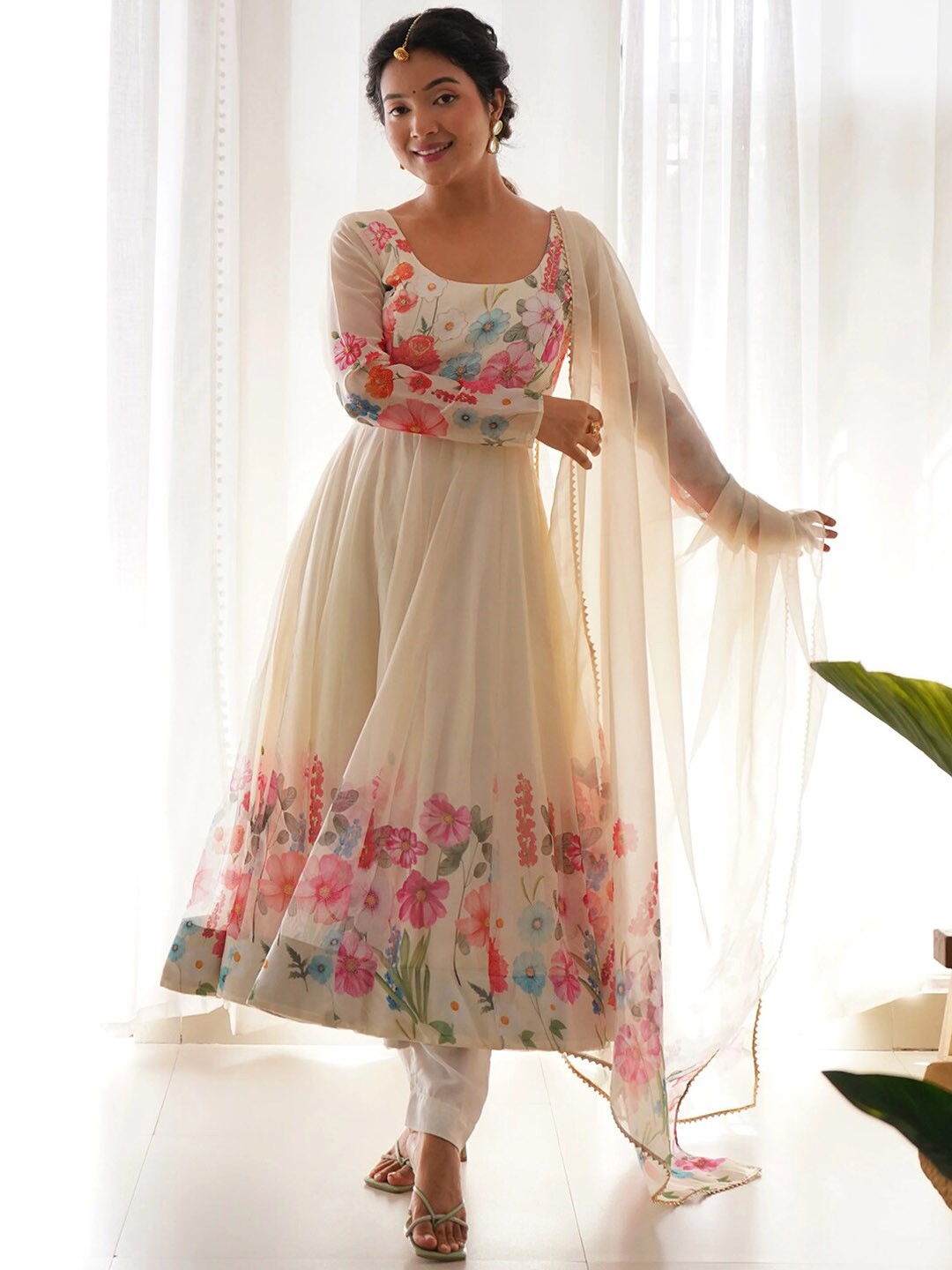 

BLACK SCISSOR Floral Printed Floral Anarkali Kurta & Dupatta, Off white