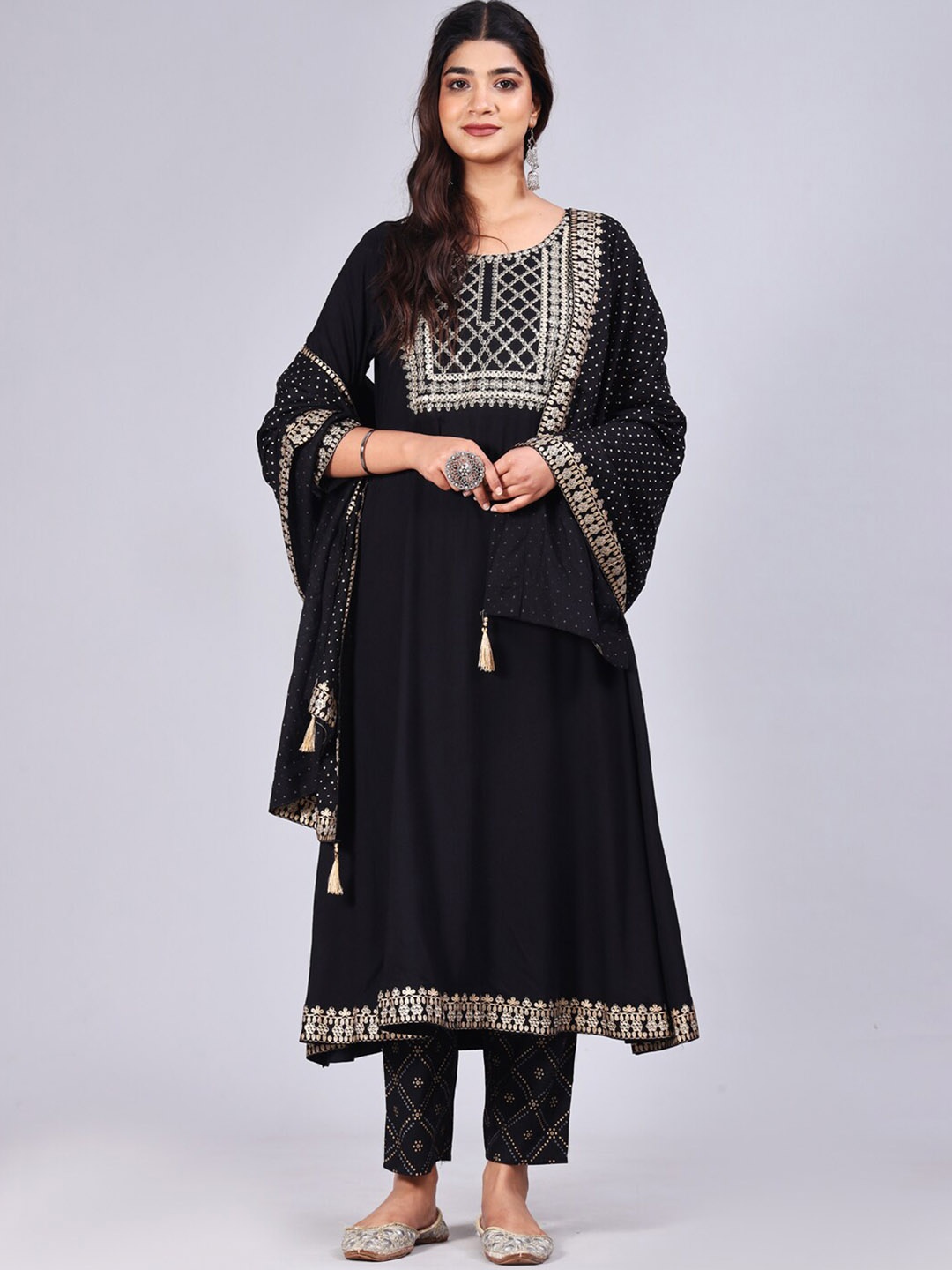 

IkDaiya Geometric Yoke Design Round Neck Three-Quarter Sleeves Kurta Set, Black