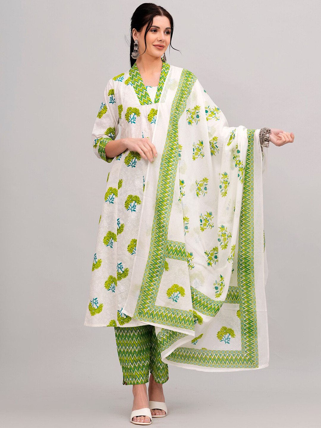 

JC4U Floral Printed U-Neck Pure Cotton Flared Kurta with Trousers & Dupatta, Green