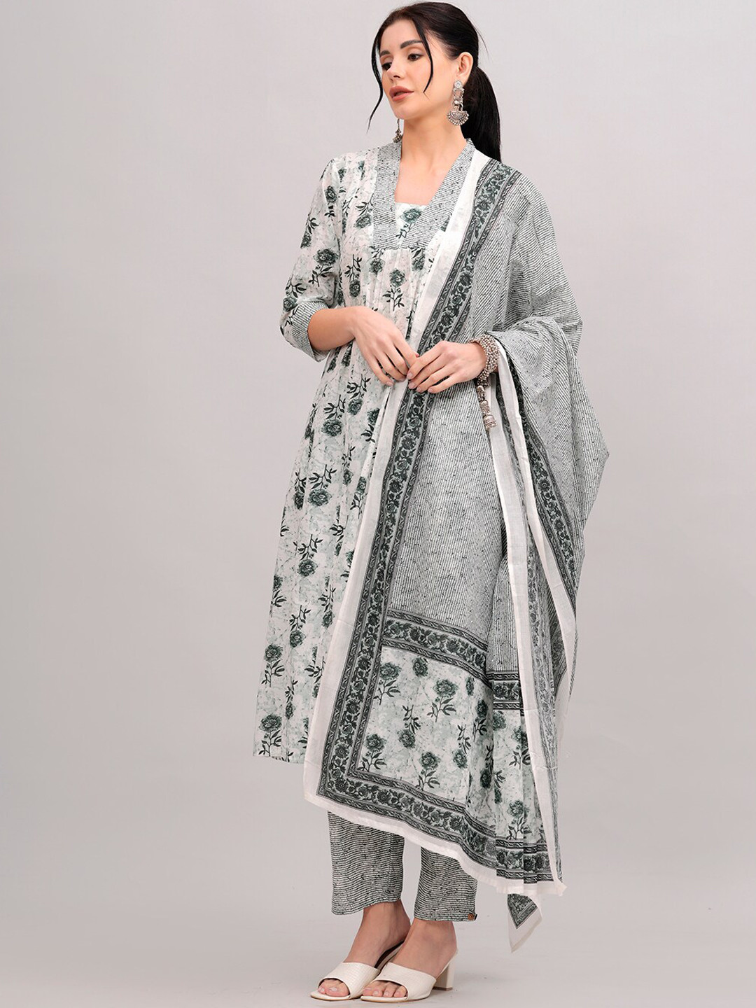 

JC4U Floral Printed U-Neck Pure Cotton Straight Kurta with Trousers & Dupatta, Green