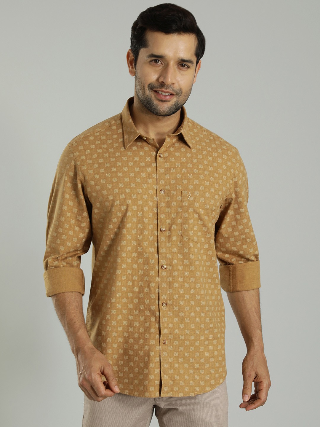 

Indian Terrain Geometric Printed Pure Cotton Casual Shirt, Khaki