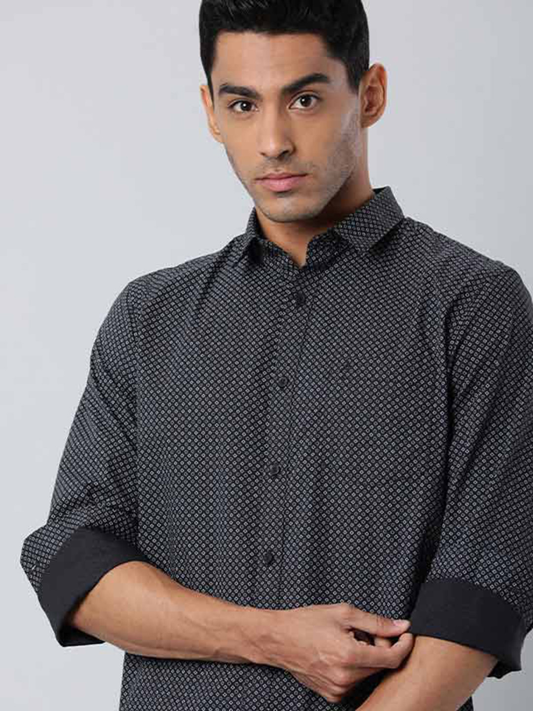 

Indian Terrain Geometric Printed Pure Cotton Casual Shirt, Black