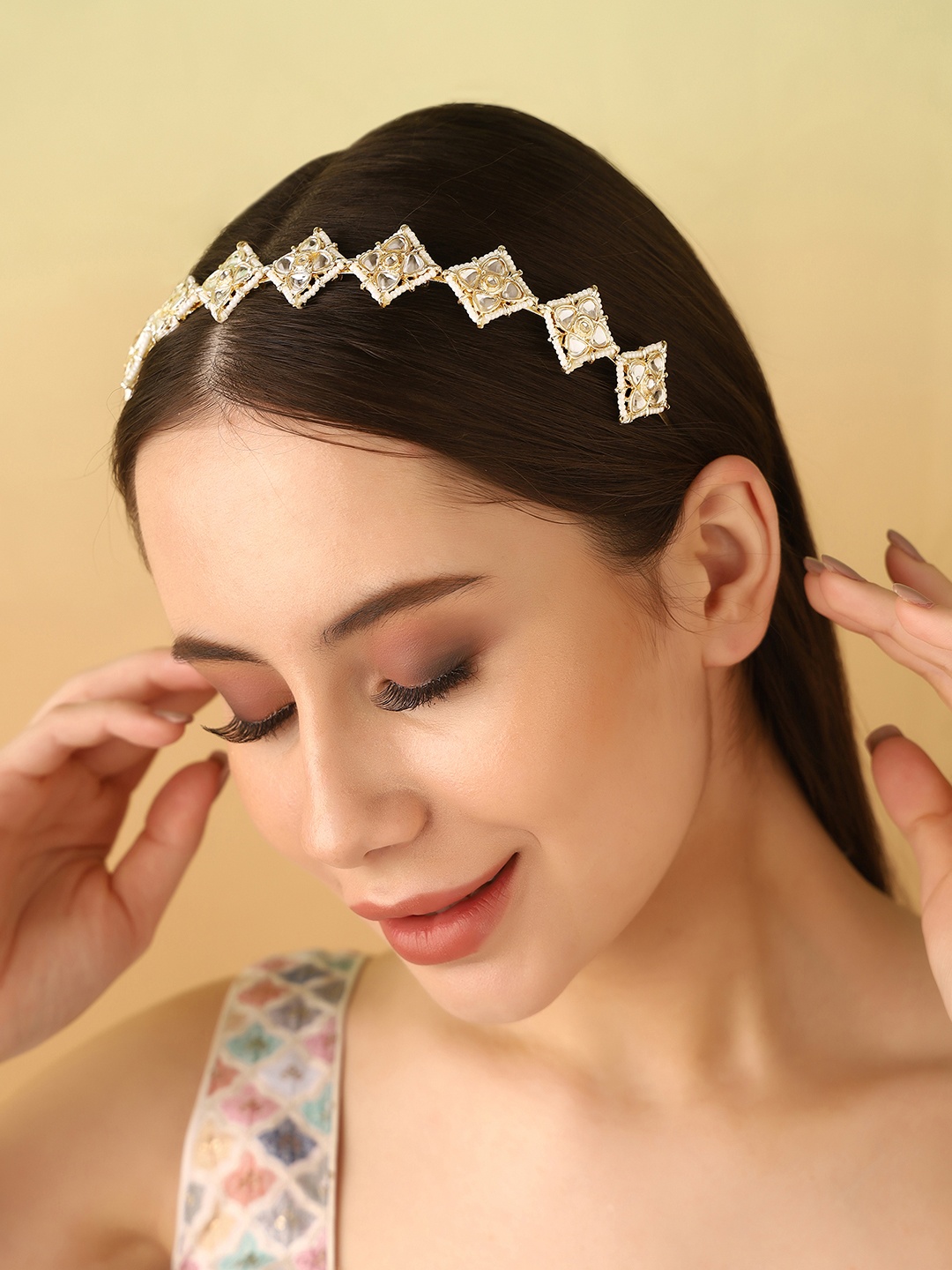 

Priyaasi Diamond Shaped Pearl Kundan Hair Band, White