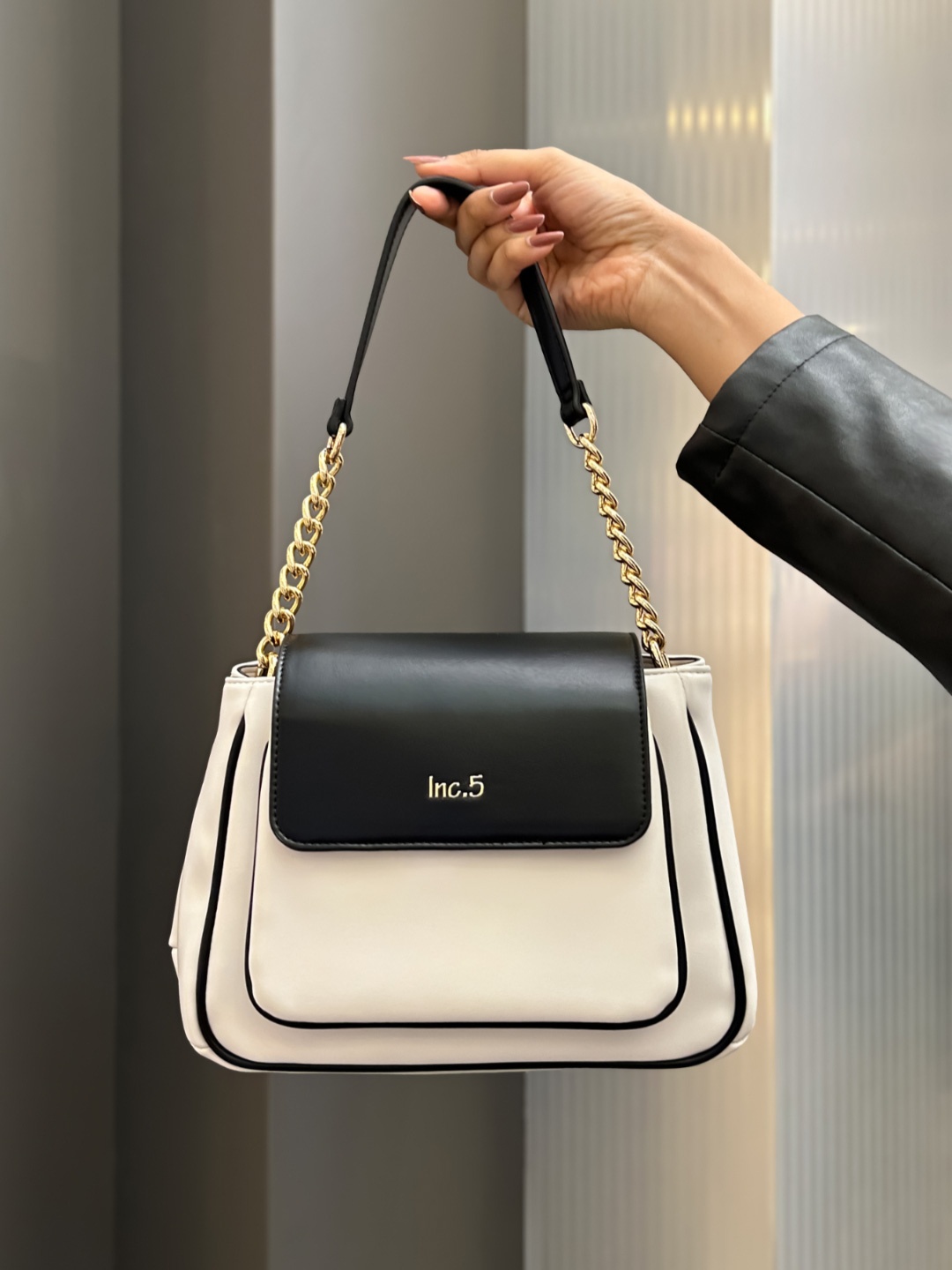 

Inc 5 Colourblocked Structured Handheld Bag, White