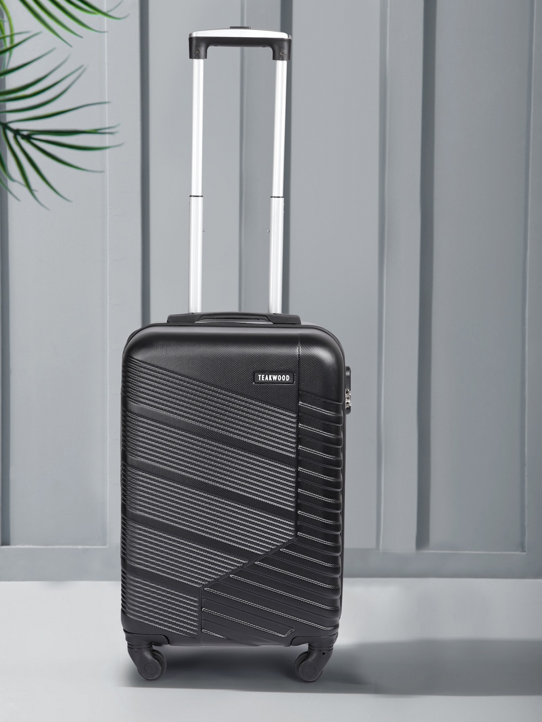

Teakwood Leathers Blade 360-Degree Rotation Hard-Sided Cabin-Sized Trolley Bag 32.2L, Black